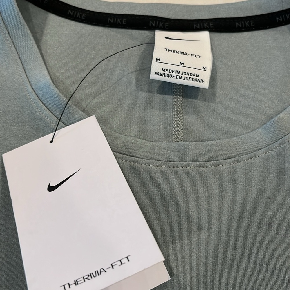 Nike Therma-FIT One
Women's Long-Sleeve Top - Picture 3 of 4